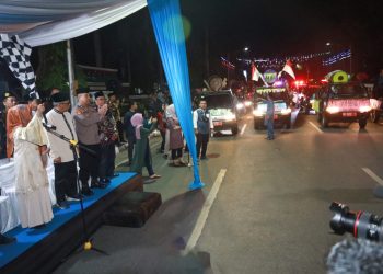 Wali Kota Pematang Siantar dr Susanti melepas peserta keliling menyambut Hari Raya Idul Adha pada Rabu 28/6/2023) malam.(Nawasenanews/ Ist)