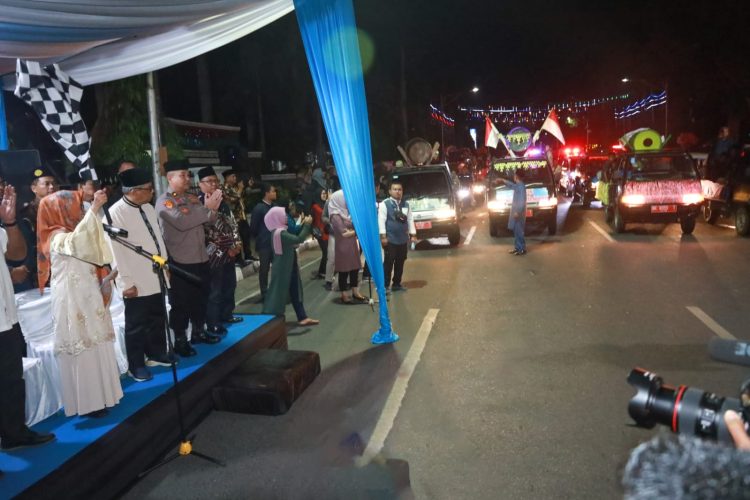 Wali Kota Pematang Siantar dr Susanti melepas peserta keliling menyambut Hari Raya Idul Adha pada Rabu 28/6/2023) malam.(Nawasenanews/ Ist)