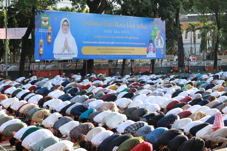 Wali Kota Pematang Siantar dr Susanti shalat Id di Lapangan Adam Malik bersama warga masyarakat kota Siantar.( Nawasenanews/ Ist)