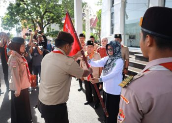 dr Susanti Dewayani SpA melepas kontingen Gerakan Pramuka Kwarcab  Kota Pematang Siantar untuk berangkat pada kegiatan Raimuna Kwartir Daerah ( Kwarda)  Gerakan Pramuka Sumatera Utara (Sumut) di Langkat.( Nawasenanews/ Ist)