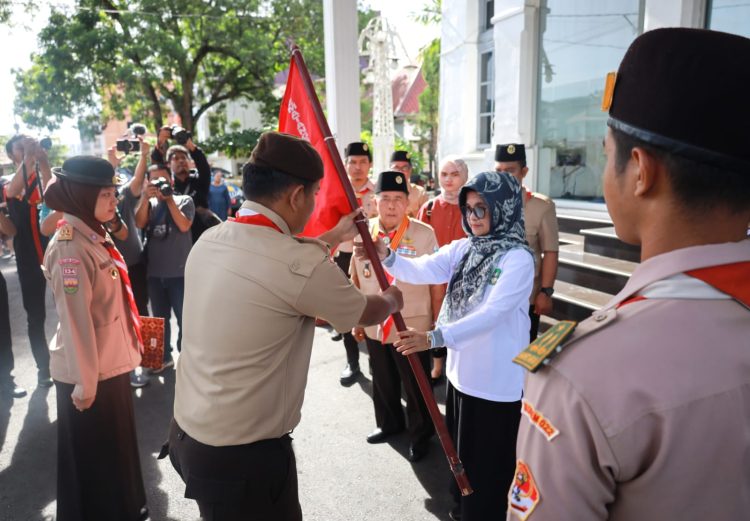 dr Susanti Dewayani SpA melepas kontingen Gerakan Pramuka Kwarcab  Kota Pematang Siantar untuk berangkat pada kegiatan Raimuna Kwartir Daerah ( Kwarda)  Gerakan Pramuka Sumatera Utara (Sumut) di Langkat.( Nawasenanews/ Ist)