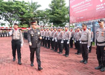 Kapolres memeriksa barisan personel Polres Simalungun pada acara perayaan HUT Bhayangkara ke 77 di Mapolres Simalungun.( Nawasenanews/Ist)