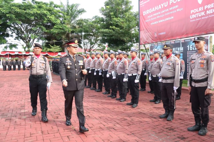 Kapolres memeriksa barisan personel Polres Simalungun pada acara perayaan HUT Bhayangkara ke 77 di Mapolres Simalungun.( Nawasenanews/Ist)
