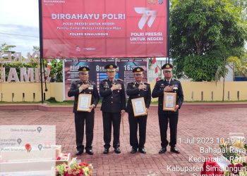 Kapolres Simalungun menyerahkan piagam penghargaan kepada para kapolsek pemenang lomba kebersihan dan kerapian Mako polsek sejajaran Polres Simalungun, dan juara 1 diperoleh Polsek Dolok Silau yang dikomandoi AKP Josia Simarmata SH MH. ( Nawasenanews/ Ist)