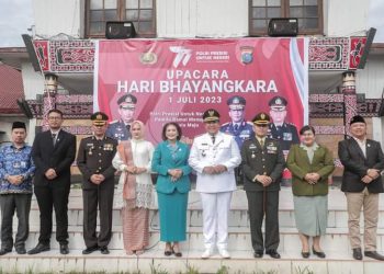 Bupati dan Ketua DPRD Dairi foto bersama Kapolres Dairi usai upacara peringatan HUT Bhayangkara ke 77 yang berlangsung di Mapolres Dairi,Sabtu (1/7/2023). (Nawasenanews/ Ist)