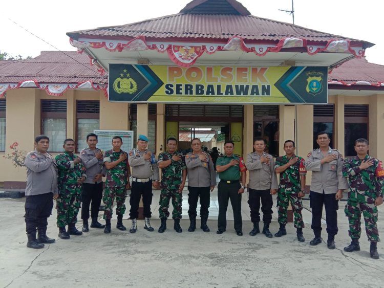 Danramil 05 Serbelawan mengunjungi Polsek Serbelawan dalam rangka ikut memeriahkan peringatan HUT Bhayangkara ke 77. (Nawasenanews/Ist)