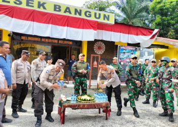 Dandodiklatpur Rindam I/ BB membawakan nasi tumpeng untuk Polsek Bangun sebagai simbol ikut memeriahkan HUT Bhayangkara ke 77 untuk sinergitas dan harmonisasi antara TNI dengan Polri. ( Nawasenanews/ Ist )