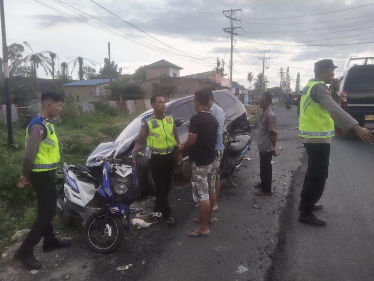 Sat lantas Polres Simalungun sigap olah TKP kecelakaan Lantas di KM 9- 10 Jalan Medan yang merenggut satu nyawa melayang dan 3 lainnya terluka. ( Nawasenanews/ Ist)