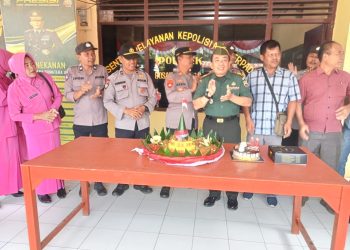 Danramil 07/ PS beserta jajarannya mengunjungi Kapolsek Bosar Maligas ikut memeriahkan HUT Bhayangkara ke 77.( Nawasenanews/ Ist)