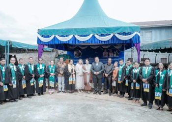 Bupati Dairi bersama istri dan Sekretaris Karang Taruna Dairi Dimitri Berutu foto bersama Praeses HKI Daerah IV Dakota dan para anggota Persekutuan Perempuan . ( Nawasenanews/ Ist)