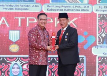 Bupati Simalungun mendapat tanda penghargaan Manggala Karya Kencana atas prestasi percepatan menurunkan angka prevalensi Stunting, program Pembangunan Keluarga dan kependudukan serta keluarga berencana.( Nawasenanews/ Ist)