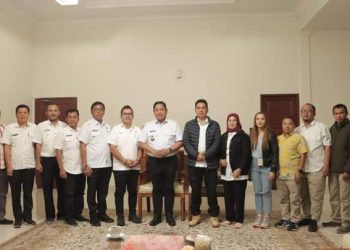 Bupati Dairi foto bersama Direktur Sayuran dan Tanaman Obat (STO) Kementerian Pertanian (Kementan), Andi Muhammad Idil Fitri dalam pertemuan dengan Bupati Dairi Eddy Berutu di Pendopo Bupati Dairi, Sidikalang tentang program HDDAP atau pertanian lahan kering. ( Nawasenanews/ Ist)