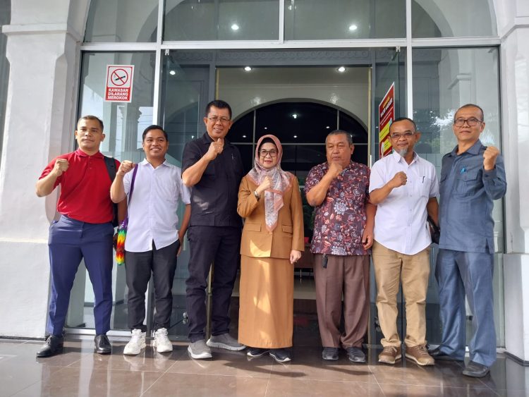 Pomparan Simataraja Simarmata foto bersama dengan Wali Kota Pematang Siantar usai beraudiensi atas rencana acara marsombuh Sihol yang bakal digelar DPW Pomparan Simataraja Simarmata di Siantar.( Nawasenanews/Ist )