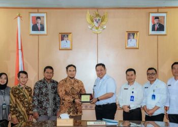 Bupati Dairi menerima hasil riset RPJPD Tahun 2005- 2025 FISIPOL UGM.( Nawasenanews/ Ist)