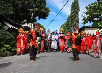 dr Susanti disambut tari Galombang saat menghadiri Acara Gebyar Bundo Kanduang dan Gebyar Minamgkabau.( Nawasenanews/ Ist)