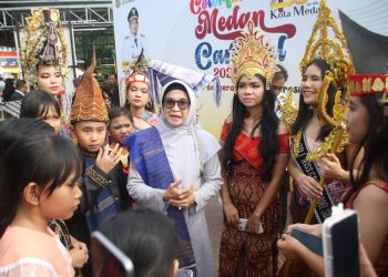 dr Susanti saat diwawancarai wartawan dan menyatakan apresiasinya atas berlangsungnya acara Colorful Medan Karnival 2023 dalam rangka memeriahkan HUT ke 433 Tahun kota Medan yang berlangsung di Lapangan Banteng.( Nawasenanews/ Ist)