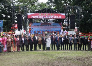 Wali Kota Pematang Siantar berfoto bersama para pengurus Punguan Ompu Simata Raja Simarmata dohot Boruna Siantar- Simalungun. ( Nawasenanews/ Ist)