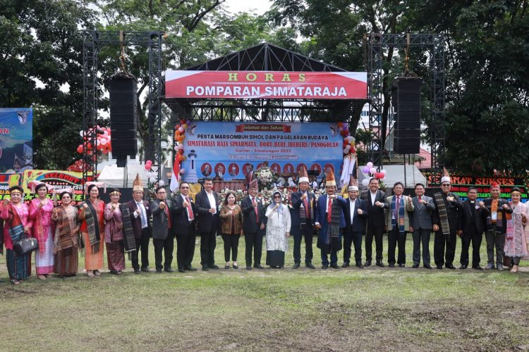 Wali Kota Pematang Siantar berfoto bersama para pengurus Punguan Ompu Simata Raja Simarmata dohot Boruna Siantar- Simalungun. ( Nawasenanews/ Ist)