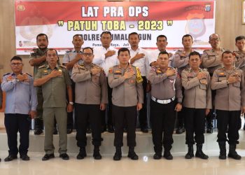 Kapolres Simalungun foto bersama dengan para jajarannya usai memimpin apel gelar pasukan Operasi Patuh Toba 2023 yang akan berlangsung selama 14 hari.( Nawasenanews/ Ist)