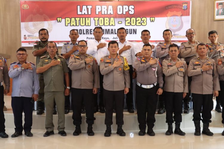 Kapolres Simalungun foto bersama dengan para jajarannya usai memimpin apel gelar pasukan Operasi Patuh Toba 2023 yang akan berlangsung selama 14 hari.( Nawasenanews/ Ist)