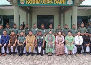 Danrem 023/Kawal Samudra (KS), Kol. Inf Lukman Hakim, didampingi Ketua Persit KCK Koorcab Rem 023/KS, Ny. Rudiah Lukman Hakim foto bersama Bupati dan istri saat melakukan kunjungan kerja (Kunker) ke Kabupaten Dairi. ( Nawasenanews/ Ist)