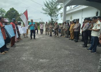 Warga Nagori Banjaran Kecamatan Raya Kahean melakukan aksi damai ke Dinas Pemberdayaan Masyarakat Nagori (desa) terkait kebijakan pangulu Banjaran yang dinilai melanggar aturan. ( Nawasenanews/AS)