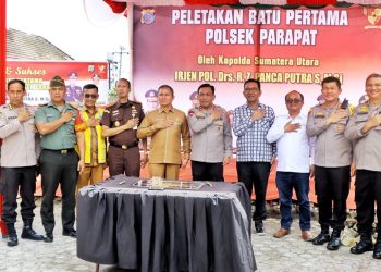 Irjen Panca RZ Simanjuntak foto bersama Ketua DPRD Simalungun Timbul Jaya Sibarani beserta Forkopimda dan yang lainnya usai nelakukan peletakan batu pertama pembangunan Mapolsek Parapat. ( Nawasenanews/ Ist)