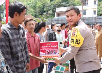 Kapolres Simalungun memberikan bantuan sosial kepada anak yatim ada acara peletakan batu pertama revitalisasi Mapolsek Parapat.(Nawasenanews/ Ist)