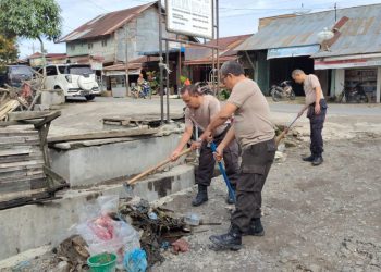 Polres Simalungun menggelar aksi peduli lingkungan di pasar tradisional Pamatang Raya.( Nawasena/Ist)