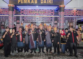 Rombongan Pemkab Dairi dipimpin Bupati Dairi Eddy Berutu di Stan Pemkab Dairi pada PRSU ke 49 di Medan.(Nawasenanews/Ist)