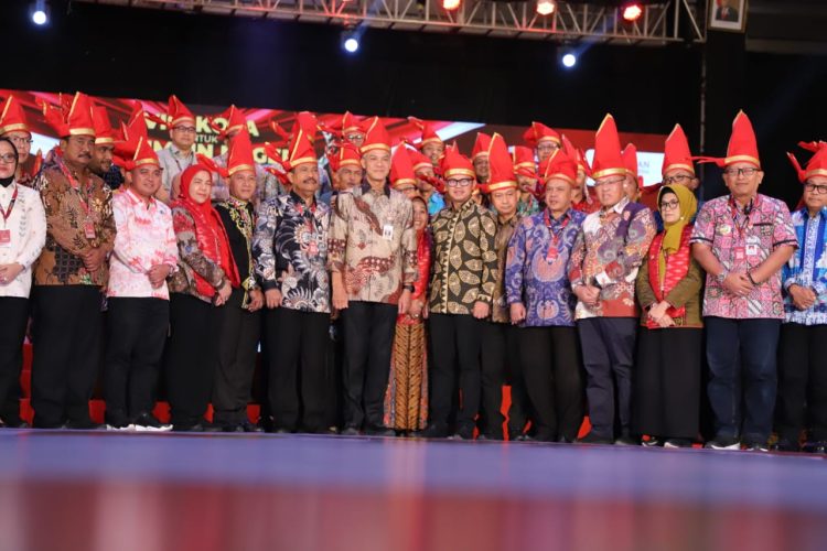 Susanti berfoto bersama para kepala daerah kota se Indonesia yang mengikuti Diskusi Panel di Upperhills, Makassar Sulawesi Selatan. ( Nawasenanews/ Ist)
