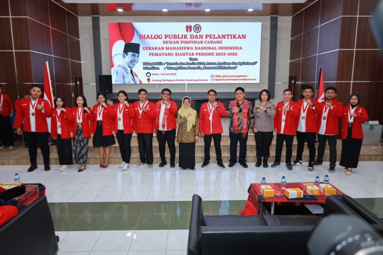 Para pengurus DPC GMNI Pematang Siantar yang dilantik berfoto bersama Wali Kota Pematang Siantar dr Susanti. ( Nawasenanews/ Ist)