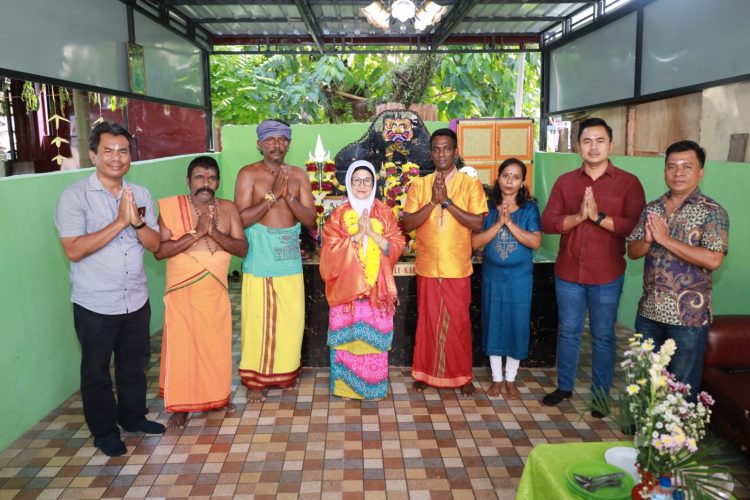 dr Susanti Dewayani SpA menghadiri perayaan Maha Thriruvilla bersama umat Hindu.( Nawasenanews/ Ist)