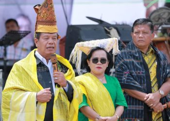 Bupati Simalungun dan istri serta fungsionaris DPD Partai Golkar Kabupaten Simalungun Chrismes Haloho diulosi oleh panitia pembangunan Gereja GKPS Simajarunjung Marubun Panei. ( Nawasenanews/ Ist)