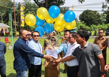 Wali Kota Pematang Siantar bersama Rektor Uversitas HKBP Nommensen Pematang Siantar melepas balon sebagai pertanda dibukanya Onan Fest 2023. ( Nawasenanews/ Ist)