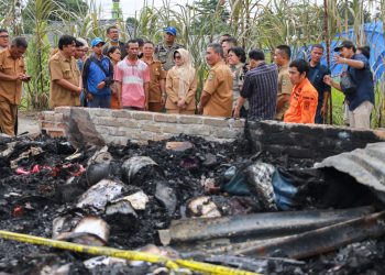 Wali Kota Pematang Siantar meninjau secara langsung ke lokasi musibah kebakaran yang melanda kediaman Misran Malau di Sumber Jaya 1 Gang Inpres Kelurahan Sumber Jaya, Kecamatan Siantar Martoba. ( Nawasenanews/ Ist)