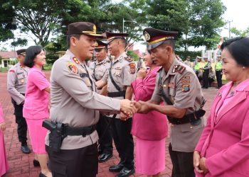 Kapolres Simalungun dan Ketua Cabang Bhayangkari memberi selamat kepada pejabat Polres Simalungun yang baru dilantik.( Nawasenanews/ Ist)