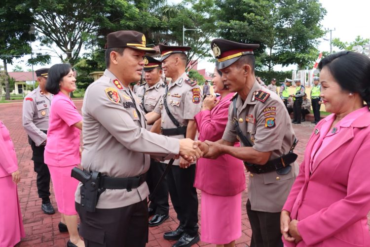 Kapolres Simalungun dan Ketua Cabang Bhayangkari memberi selamat kepada pejabat Polres Simalungun yang baru dilantik.( Nawasenanews/ Ist)
