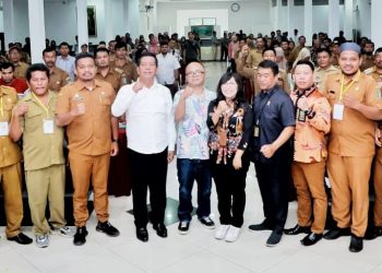 Bupati Simalungun foto bersama para peserta Sosialisasi Kebijakan Administrasi Kependudukan Kabupaten Simalungun Tahun 2023, berlangsung di Hotel Toba Cottage Parapat, Kecamatan Girsang Sipangan Bolon, Sumut.( Nawasenanews/ Ist)