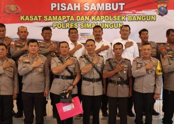 Polres Simalungun dipimpin Kapolres menggelar acara pisah sambut Kapolsek Bangun dan Kasat Samapta yang diwarnai foto bersama sebagai kenangan. ( Nawasenanews/ Ist)