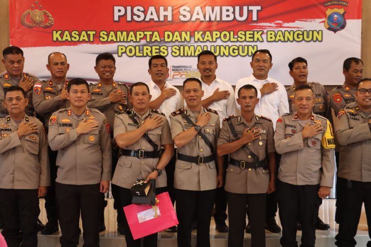 Polres Simalungun dipimpin Kapolres menggelar acara pisah sambut Kapolsek Bangun dan Kasat Samapta yang diwarnai foto bersama sebagai kenangan. ( Nawasenanews/ Ist)