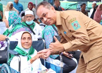 Asisten Perekonomian dan Pembangunan saat menyambut rombongan jamaah haji yang tiba dari Mekah di masjid Asy Syuhada korem 022/ Pantai Timur, Selasa sore (18/7/2023).(Nawasenanews/Ist)