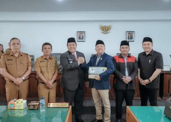 Bupati Dairi menyampaikan nota pengantar Rancangan Peraturan Daerah (Ranperda) Kabupaten Dairi tentang Pertanggungjawaban Pelaksanaan APBD Tahun Anggaran 2022 dalam Rapat Paripurna DPRD di Gedung DPRD Dairi, yang diterima Ketua DPRD Sabam Sibarani.( Nawasenanews/ Ist)