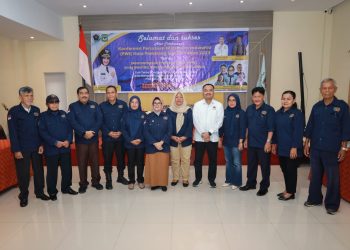 Wali Kota Pematang Siantar dr Susanti Dewayani SpA dan Ketua PWI Sumut Farianda Putra Sinik foto bersama dengan para pengurus PWI Kota Pematang Siantar terpilih usai menutup Konferensi PWI Kota Pematang Siantar, di Hotel Batavia. (Nawasenanews/Ist)