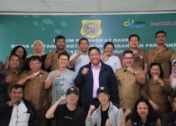 Bupati Dairi Eddy Berutu foto bersama para PPL dan tim ahli penanganan penyakit hama tanaman dan unsur hara tanah saat rapat PPL se- Dairi, Selasa ( 18/7/2023).(Nawasenanews/Ist)