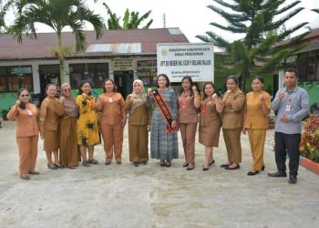 Bunda PAUD Dairi mengunjungi dua Sekolah Dasar untuk melihat dan memastikan proses belajar mengajar transisi dari PAUD ke SD tetap menyenangkan.( Nawasenanews/ Ist)