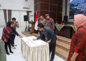 Plh Sekda Zainal Siahaan menandatangani lembar dukungan dari stakeholder atas rencana Ramayana sebagai Mal pelayanan publik yang strategis dalam mempercepat pelayanan kepada masyarakat. ( Nawasenanews/ Ist)