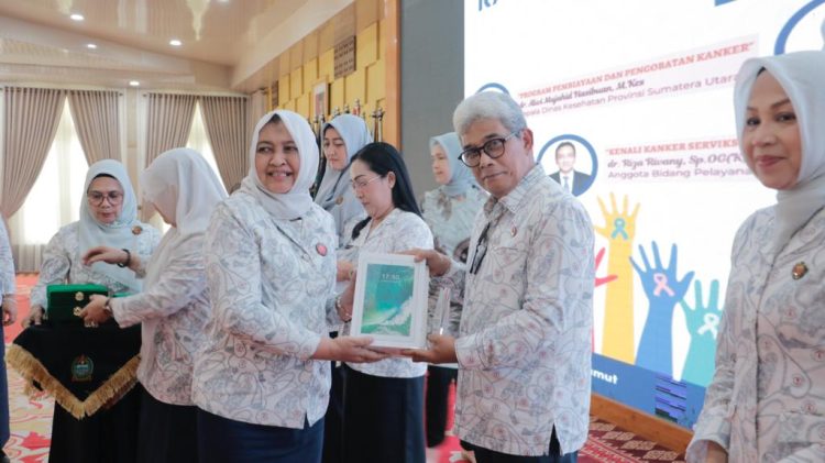 Ketua YKI Cabang Pematang Siantar saat menerima penghargaan meraih prestasi Juara 3 sosialisasi kanker melalui website media sosial. ( Nawasenanews/Ist )