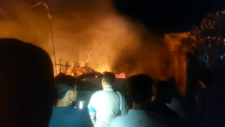 Polsek Serbelawan ikut mengevakuasi korban kebakaran di Serbelawan.( nawasenanews/ Ist)