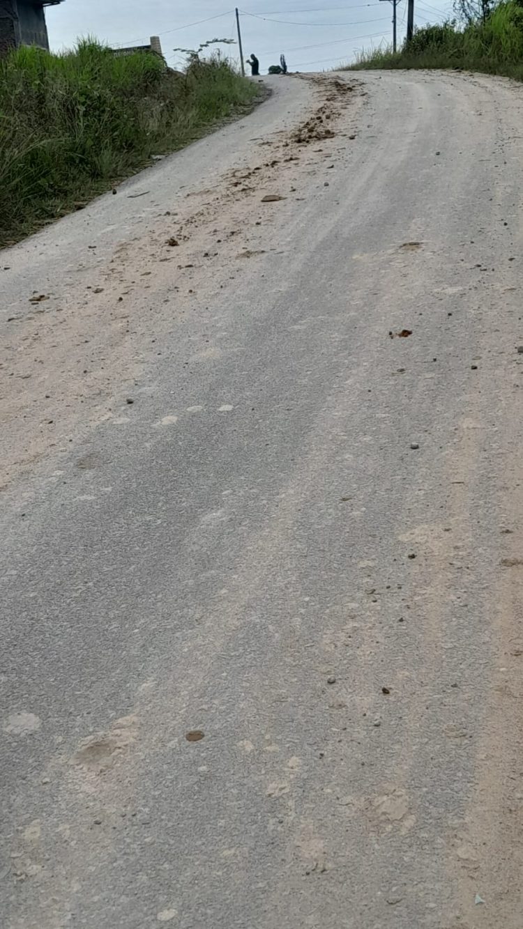 Jalan di Tambun Nabolon yang dipenuhi tanah yang berjatuhan dari dump truck pengangkutan tanah kerukan PT STTC.( Nawasenanews/ Ist)